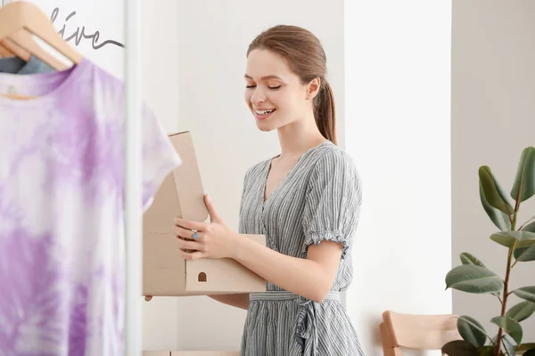 Propietaria femenina de tienda de ropa preparando el pedido para el cliente — Foto de Stock