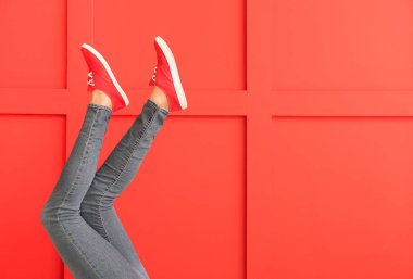 Renkli ayakkabılı genç bir kadın.