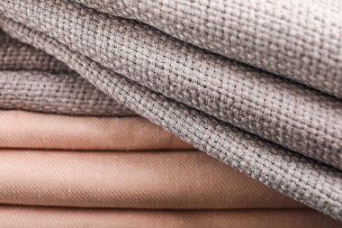 Farklı temiz kumaş yığınları, yakın çekim.