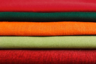 Farklı temiz kumaş yığınları, yakın çekim.