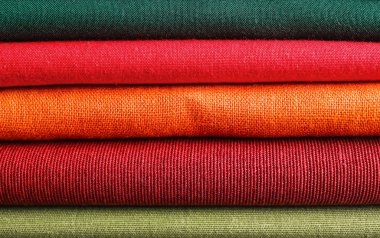 Farklı temiz kumaş yığınları, yakın çekim.