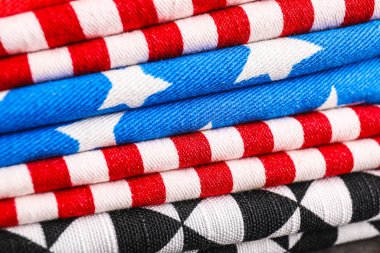 Farklı temiz kumaş yığınları, yakın çekim.