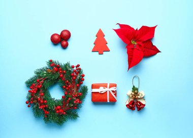 Renk arkaplanında noktalama işareti olan güzel bir Noel kompozisyonu