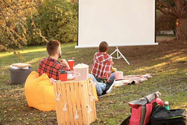 Friends watching movie in outdoor cinema — Stock Photo, Image