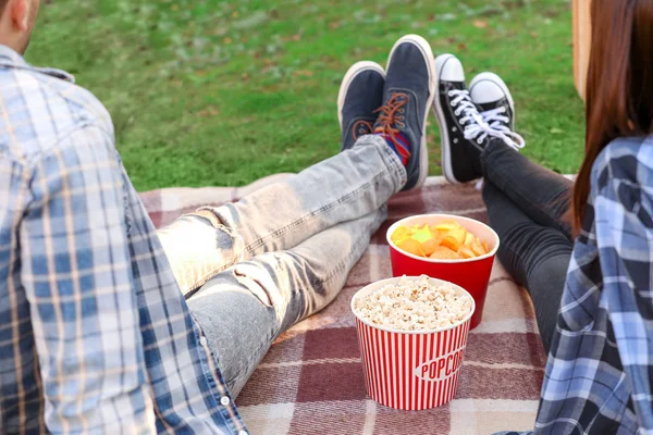 Młoda para ogląda film w kinie na świeżym powietrzu — Zdjęcie stockowe