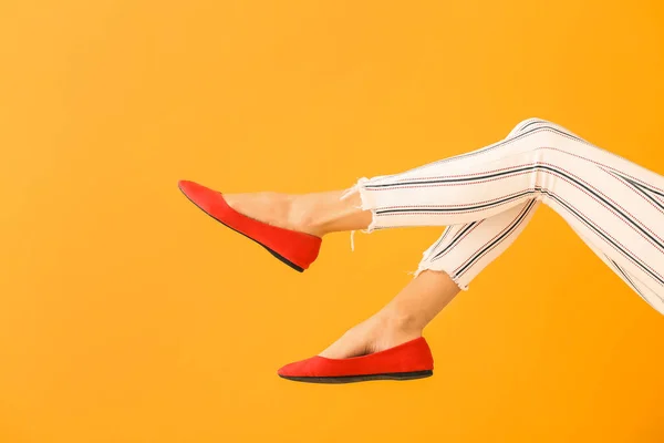 Ung kvinna i snygga skor på färg bakgrund — Stockfoto