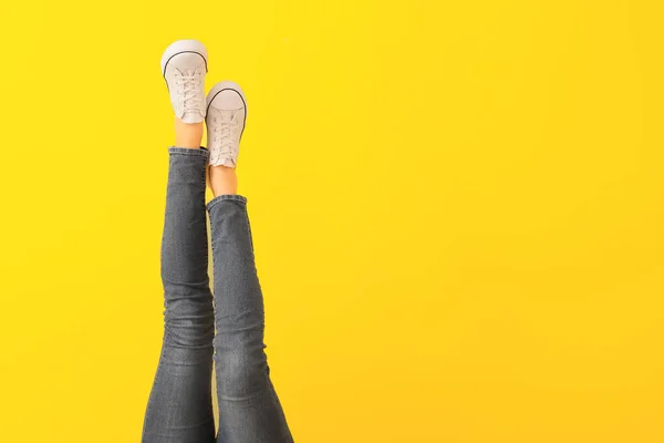 Mujer joven en zapatos elegantes sobre fondo de color — Foto de Stock