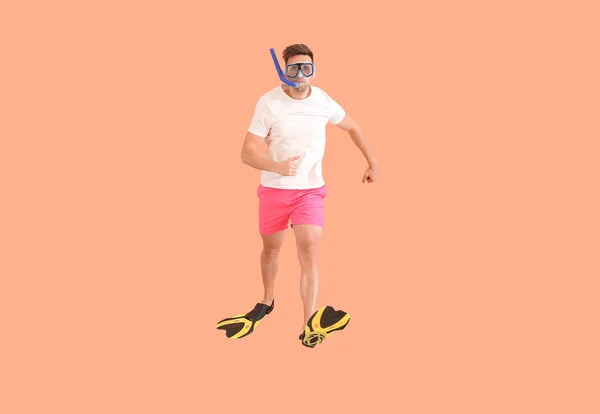 Homme sautant en pagaies et masque de plongée en apnée sur fond de couleur — Photo