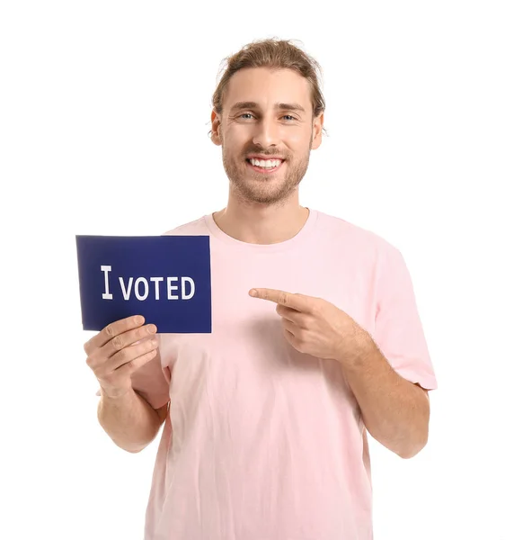 Młody człowiek trzyma papier z tekstem Głosowałem na białym tle — Zdjęcie stockowe