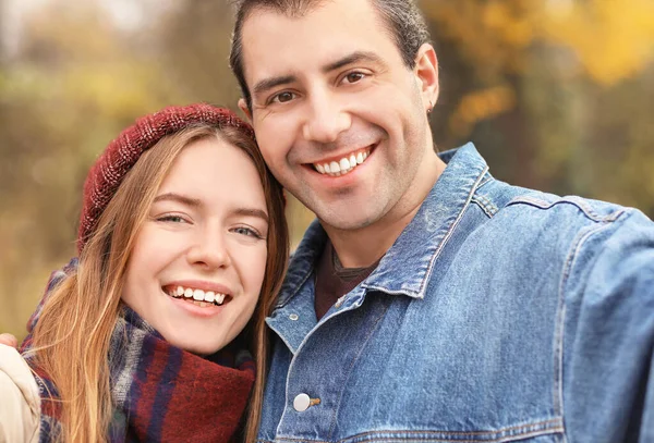 Ευτυχισμένο ζευγάρι βγάζει selfie την ημέρα του φθινοπώρου — Φωτογραφία Αρχείου