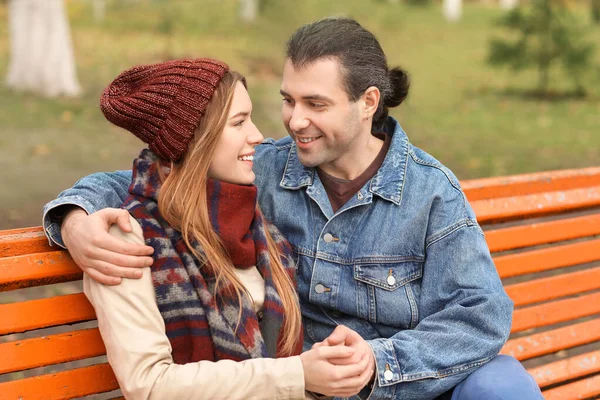 Pareja feliz descansando en el parque de otoño — Foto de Stock