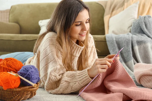 Young woman knitting warm sweater at home — Stock Photo, Image