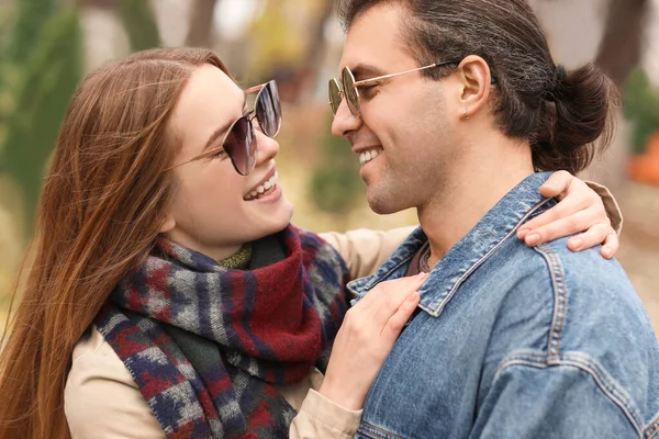 Pareja feliz caminando en el parque de otoño — Foto de Stock