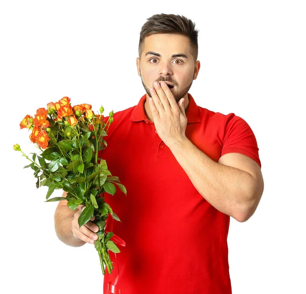Jóképű meglepett férfi, fehér hátterű virágokkal. Valentin-napi ünneplés — Stock Fotó