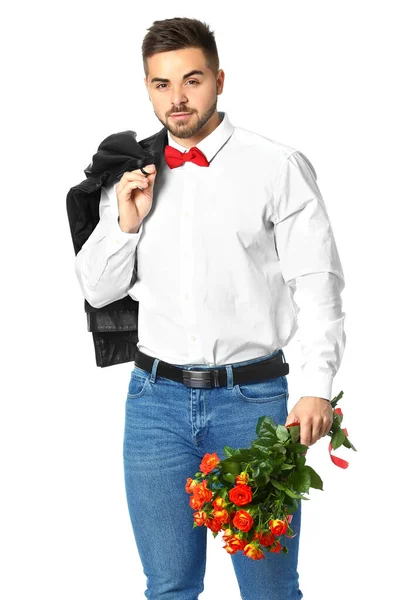 白い背景に花を持つハンサムな男。バレンタインデーのお祝い — ストック写真