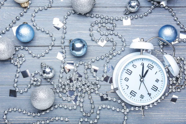 Sveglia con decorazioni natalizie su sfondo grigio — Foto Stock