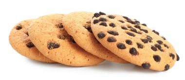 Beyaz arka planda çikolata parçalı lezzetli kurabiyeler