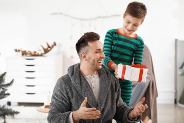 Küçük çocuk Noel arifesinde babasını selamlıyor