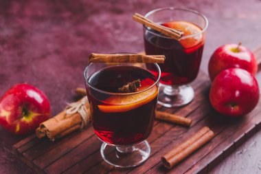 Renkli arkaplanda lezzetli sıcak şarap kadehleri