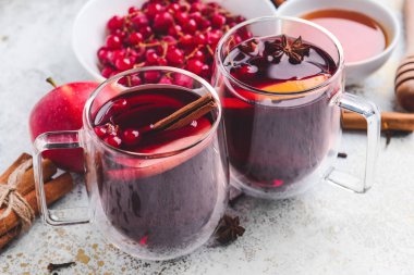 Masada bir bardak lezzetli sıcak şarap.