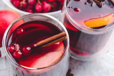 Sofrada bir bardak lezzetli şarap, yakın plan.