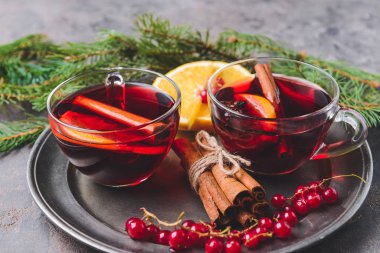 Masada bir bardak lezzetli sıcak şarap.