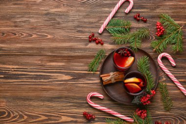 Ahşap arka plan üzerinde lezzetli mulled şarap ile kompozisyon