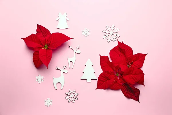 Όμορφη χριστουγεννιάτικη σύνθεση με poinsettia στο φόντο χρώμα — Φωτογραφία Αρχείου