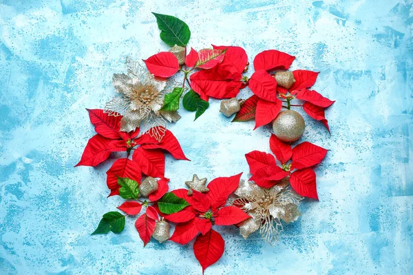 Mooie kerstcompositie met poinsettia op kleur achtergrond — Stockfoto
