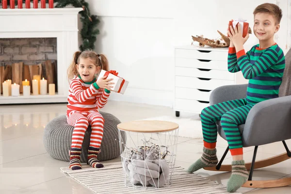 Crianças pequenas bonitos com presentes de Natal em casa — Fotografia de Stock