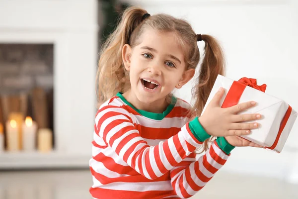 Petite fille mignonne avec cadeau de Noël à la maison — Photo