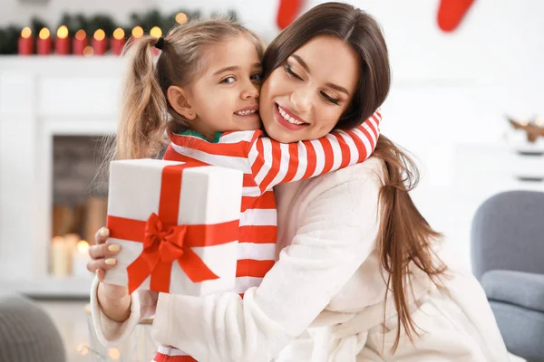 Woman and her little daughter with Christmas gift at home — Stock Photo, Image