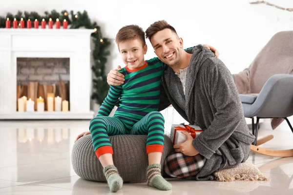 Man and his little son with Christmas gift at home — Stock Photo, Image