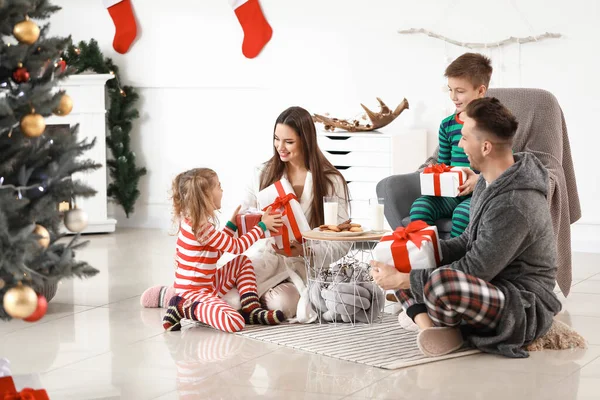 Família feliz com presentes em casa na véspera de Natal — Fotografia de Stock