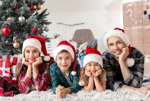 Familia feliz en casa en Nochebuena —  Fotos de Stock