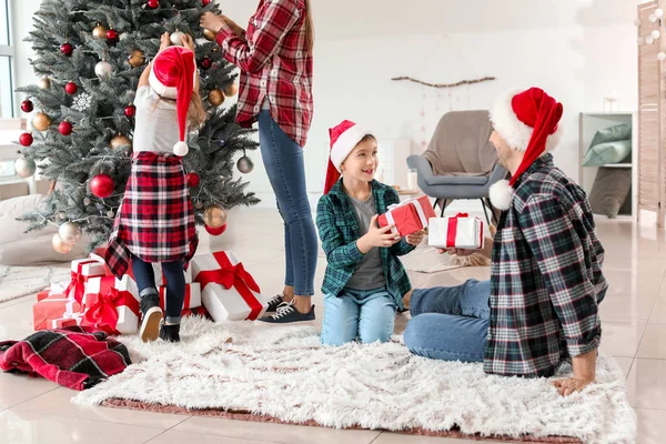 Família feliz em casa na véspera de Natal — Fotografia de Stock