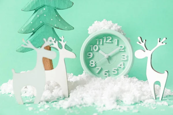 Uhr, Schnee, Figur von Tanne und Hirsch auf farbigem Hintergrund. Weihnachts-Countdown-Konzept — Stockfoto