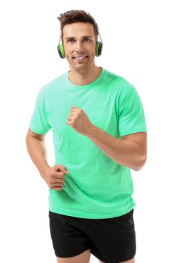 Beyaz arka planda sportif koşan genç adam