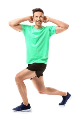 Sportif genç adam beyaz arka planı eğitim