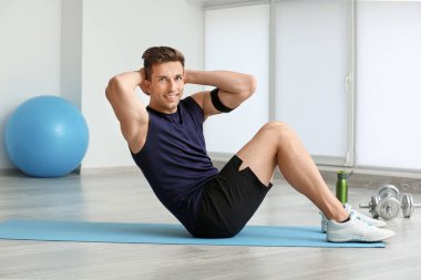 Spor salonunda eğitim sportif genç adam