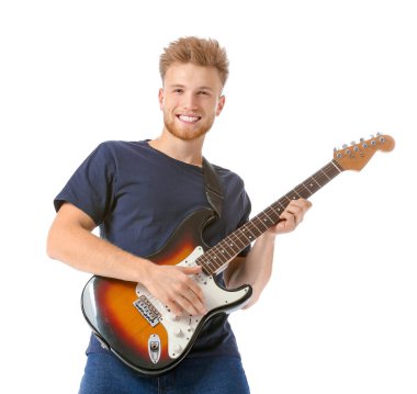 Beyaz arka planda gitar çalan yakışıklı adam.
