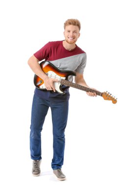 Beyaz arka planda gitar çalan yakışıklı adam.