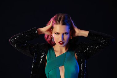 Koyu arkaplanda zarif genç bir kadının portresi