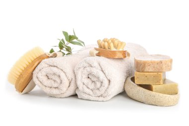 Banyo için aksesuarlar ve beyaz arka planda kişisel hijyen.