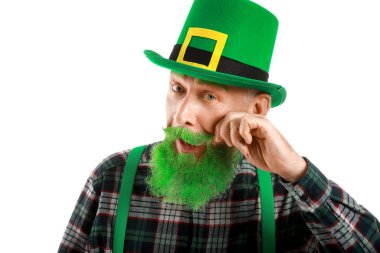 Beyaz arka planda komik, olgun bir adam. Aziz Patrick Günü kutlaması