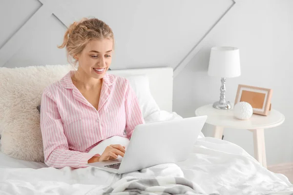 Ráno krásné mladé ženy s laptopem v posteli — Stock fotografie