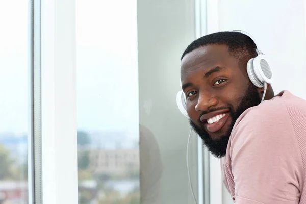 African-American man listening to music at home — Stock Photo, Image