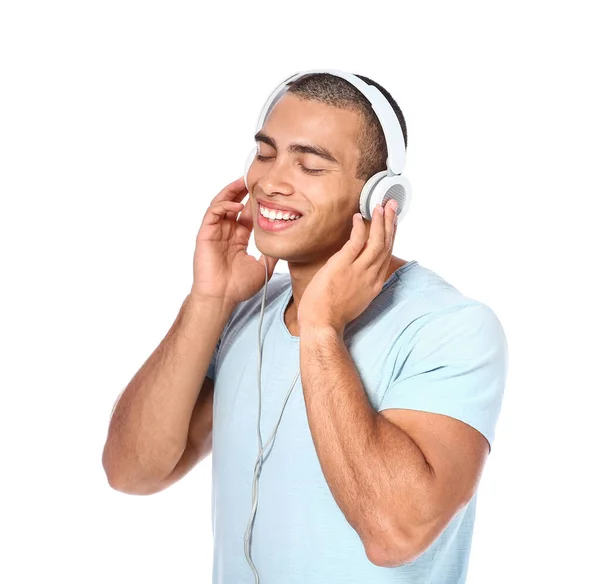 Portrait de beau jeune homme écoutant de la musique sur fond blanc — Photo