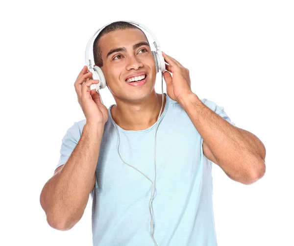 Portré jóképű fiatalember hallgat zenét fehér alapon — Stock Fotó