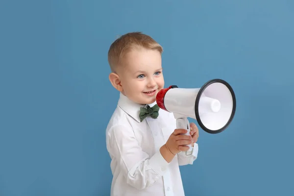 Portré aranyos kisfiú megafon a színes háttér — Stock Fotó